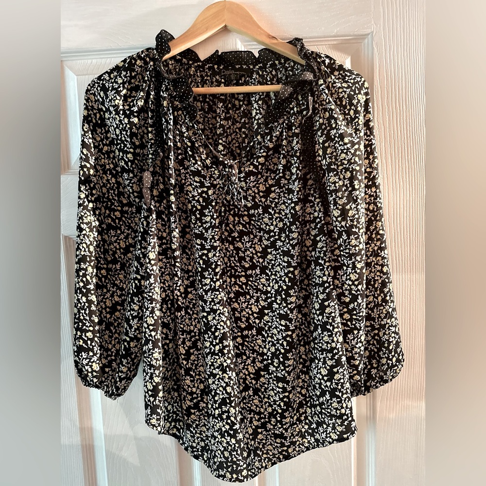 Pretty blouse with black and white flowers & pop of yellow! Size L